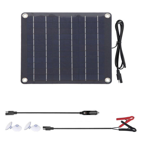 Solcellsladdare med panel och kablar på vit botten