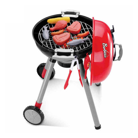 Röd leksaksgrill på hjul med leksaksmat på gallret